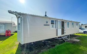Lovely Caravan With Wifi At Broadland Sands In Suffolk Ref 20035Bs