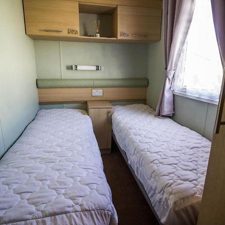 Lovely Caravan With Wifi At Broadland Sands In Suffolk Ref 20035Bs Hotel Hopton on Sea Exterior photo