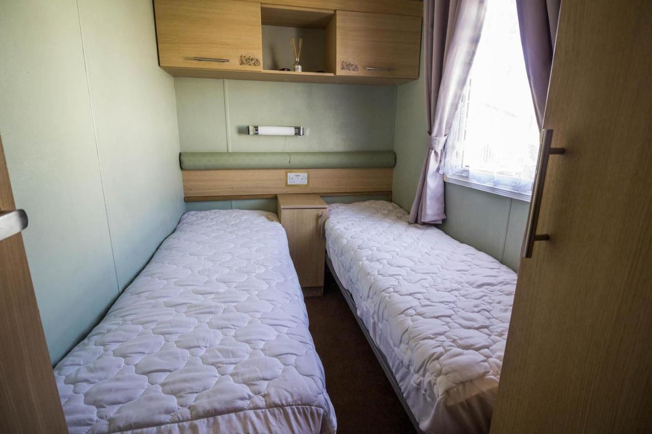 Lovely Caravan With Wifi At Broadland Sands In Suffolk Ref 20035Bs Hotel Hopton on Sea Exterior photo