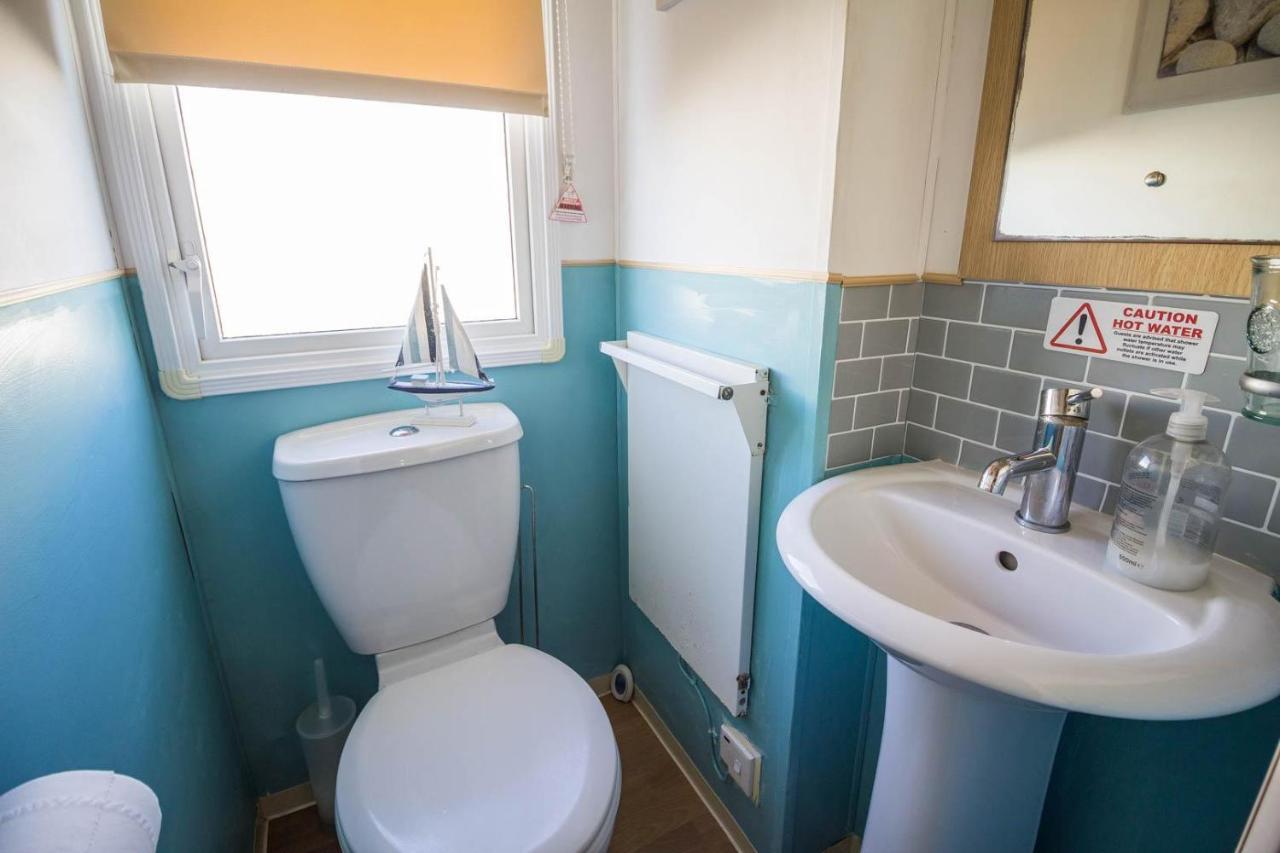 Lovely Caravan With Wifi At Broadland Sands In Suffolk Ref 20035Bs Hotel Hopton on Sea Exterior photo