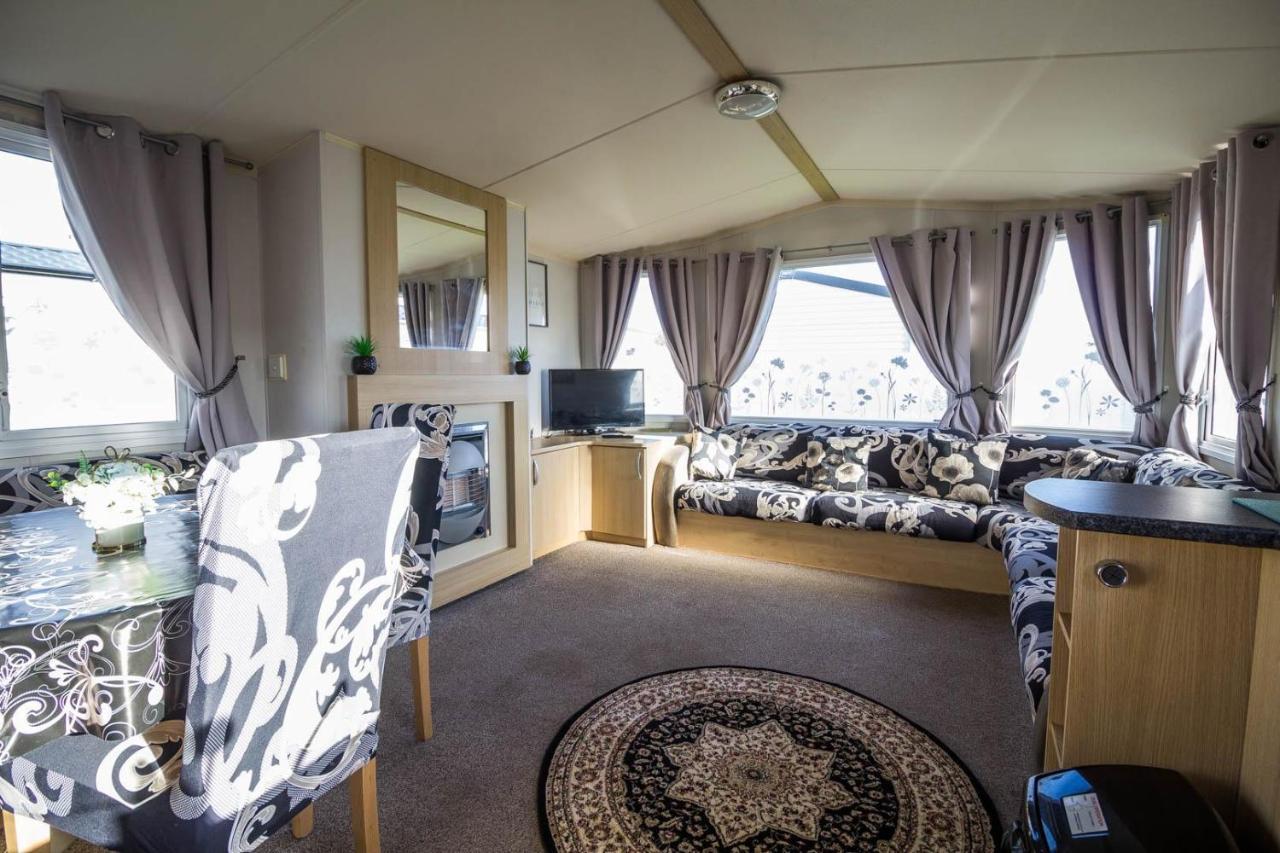 Lovely Caravan With Wifi At Broadland Sands In Suffolk Ref 20035Bs Hotel Hopton on Sea Exterior photo