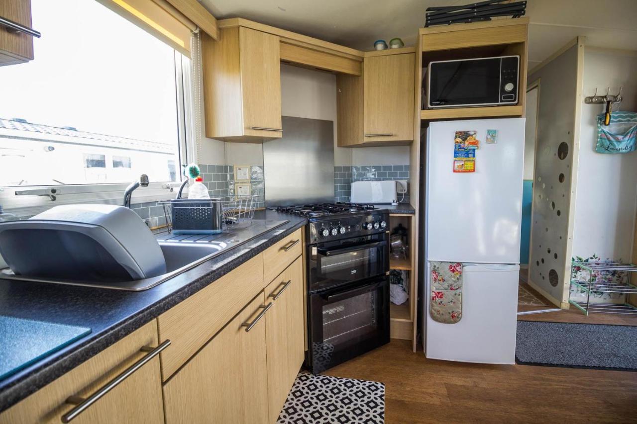 Lovely Caravan With Wifi At Broadland Sands In Suffolk Ref 20035Bs Hotel Hopton on Sea Exterior photo