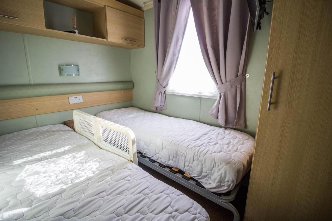 Lovely Caravan With Wifi At Broadland Sands In Suffolk Ref 20035Bs Hotel Hopton on Sea Exterior photo
