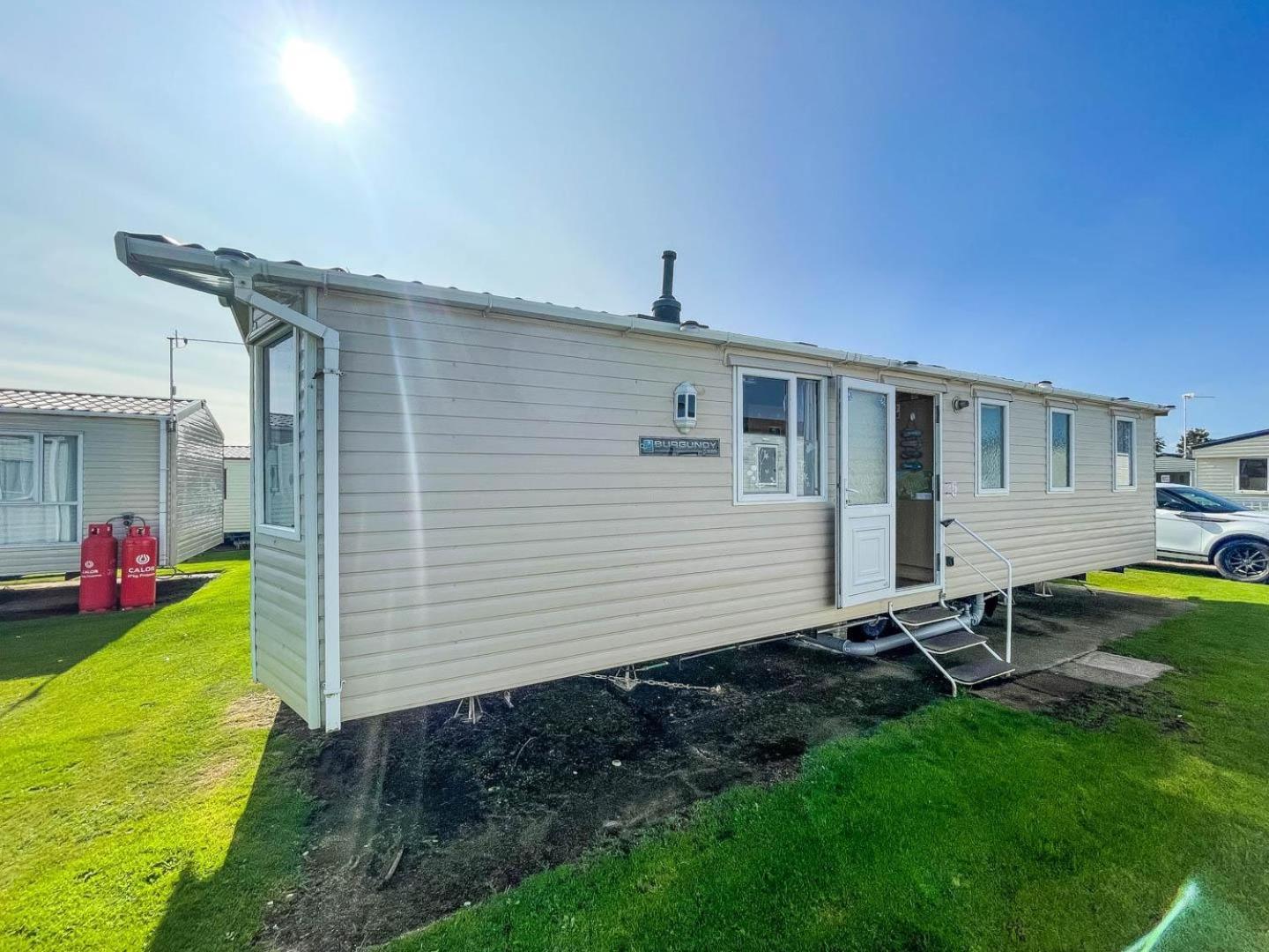 Lovely Caravan With Wifi At Broadland Sands In Suffolk Ref 20035Bs Hotel Hopton on Sea Exterior photo